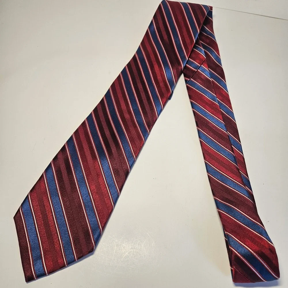 Club Room Mens Silk Necktie Burgundy Red Navy Blue Striped Classic Tie‎